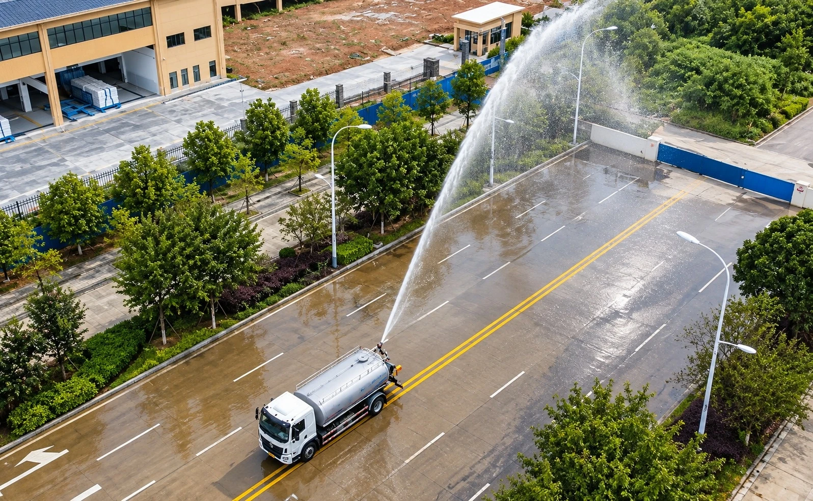 Caminhão de irrigação verde New Energy em operação — vista aérea do canhão d'água