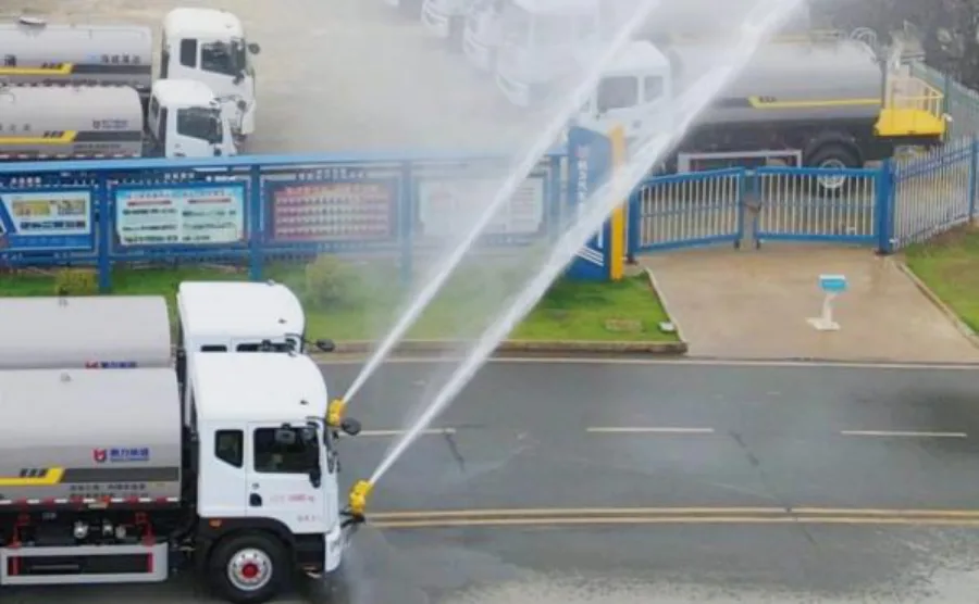 Caminhão de supressão de poeira New Energy com canhão de neblina em operação