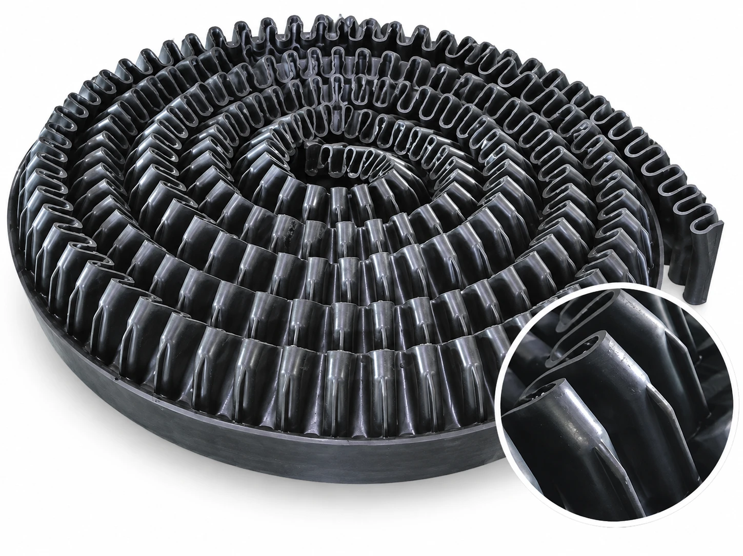 Coil of wave-form skirt edge for rubber filter belts