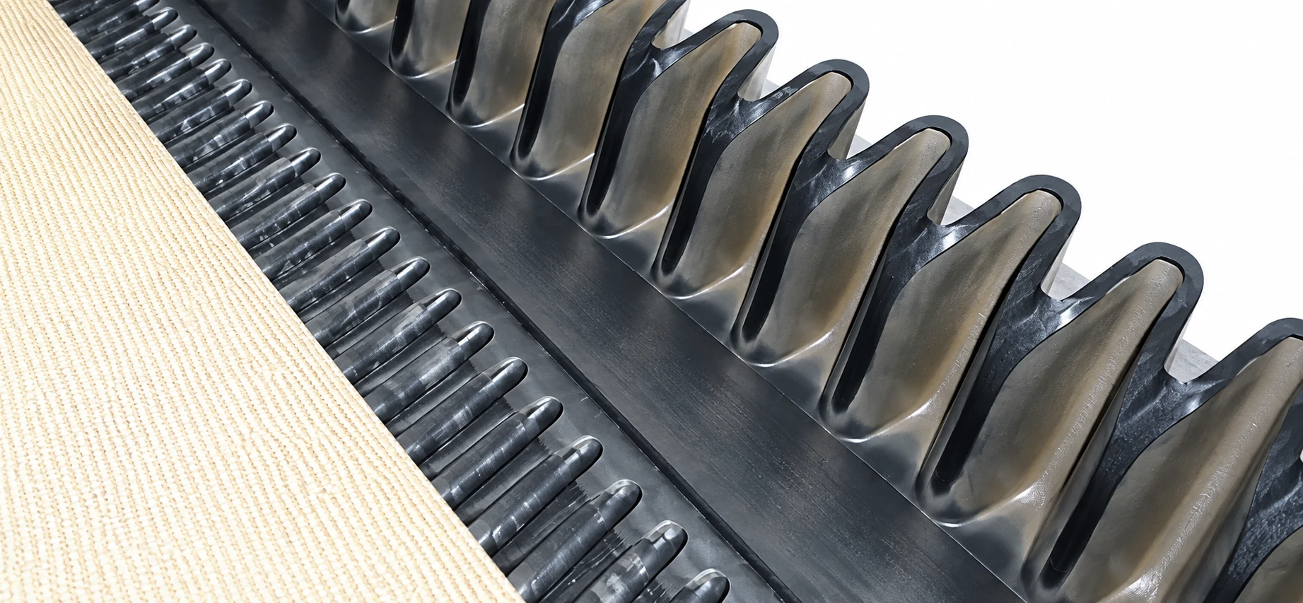 Detail of the wave-form skirt-edge structure of the filter belt