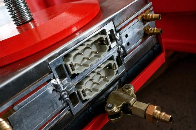 Detalhe do prato de aquecimento DSLQ-R, mostrando conector e válvula de conexão
